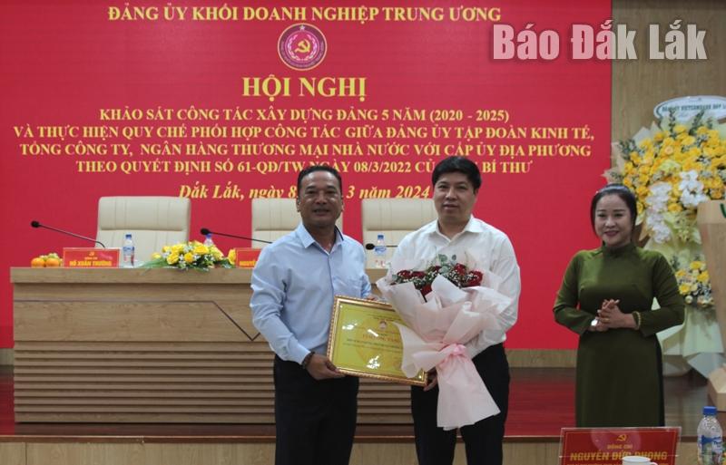 Lãnh đạo Ủy ban MTTQ Việt Nam tỉnh tặng hoa cảm ơn đại diện Ngân hàng TMCP Ngoại thương Việt Nam. 