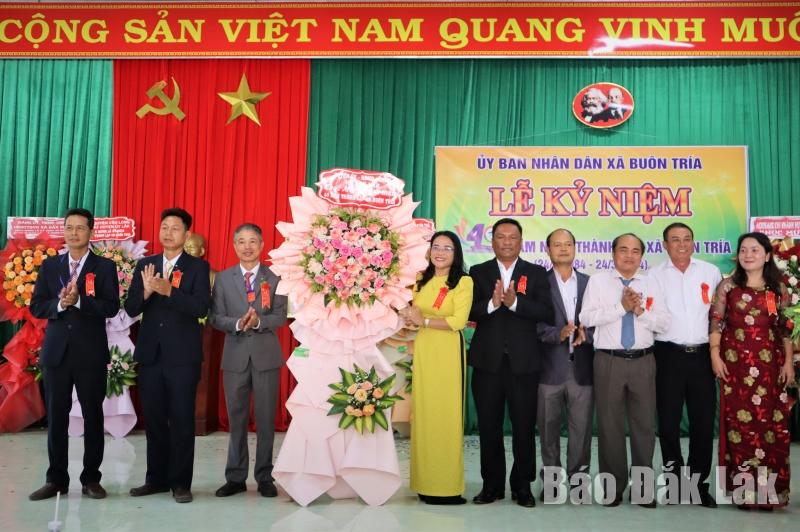 Lãnh đạo huyện Lắk trao lẵng hoa tặng xã Buôn Tría nhân 40 năm ngày thành lập.