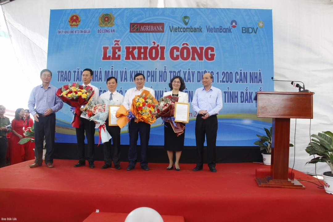 lãnh đạo tỉnh Đắk Lắk tặng hoa cảm ơn doanh nghiệp hỗ trợ kinh phí xây nhà ở cho hộ khó khăn, hộ nghèo trên địa bàn.