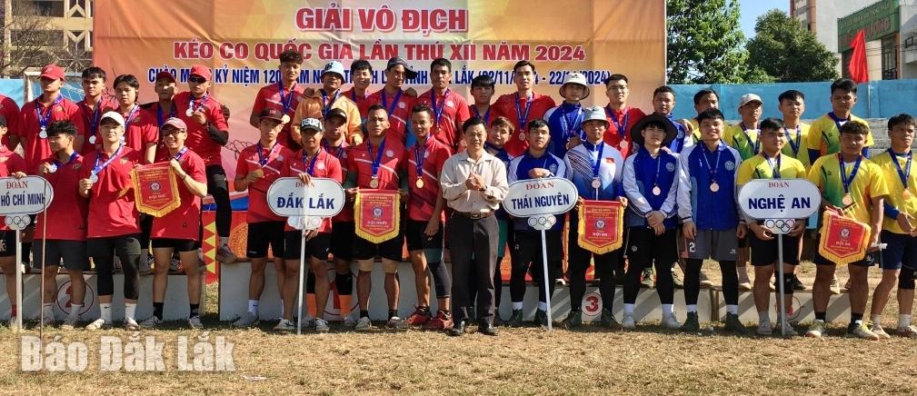Ban tổ chức trao giải cho đội nam 600 kg của Đắk Lắk đoạt huy chương vàng.