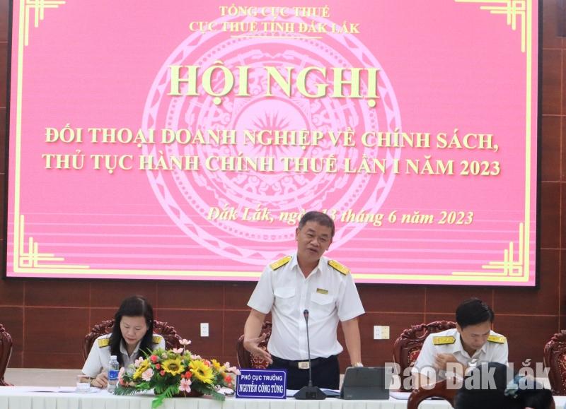 Phó Cục trưởng Cục Thuế Đắk Lắk Nguyễn Công Tùng giải đáp thắc mắc của người nộp thuế trong Hội nghị đối thoại doanh nghiệp về chính sách, thủ tục hành chính thuế lần I/2023. (Ảnh minh họa).