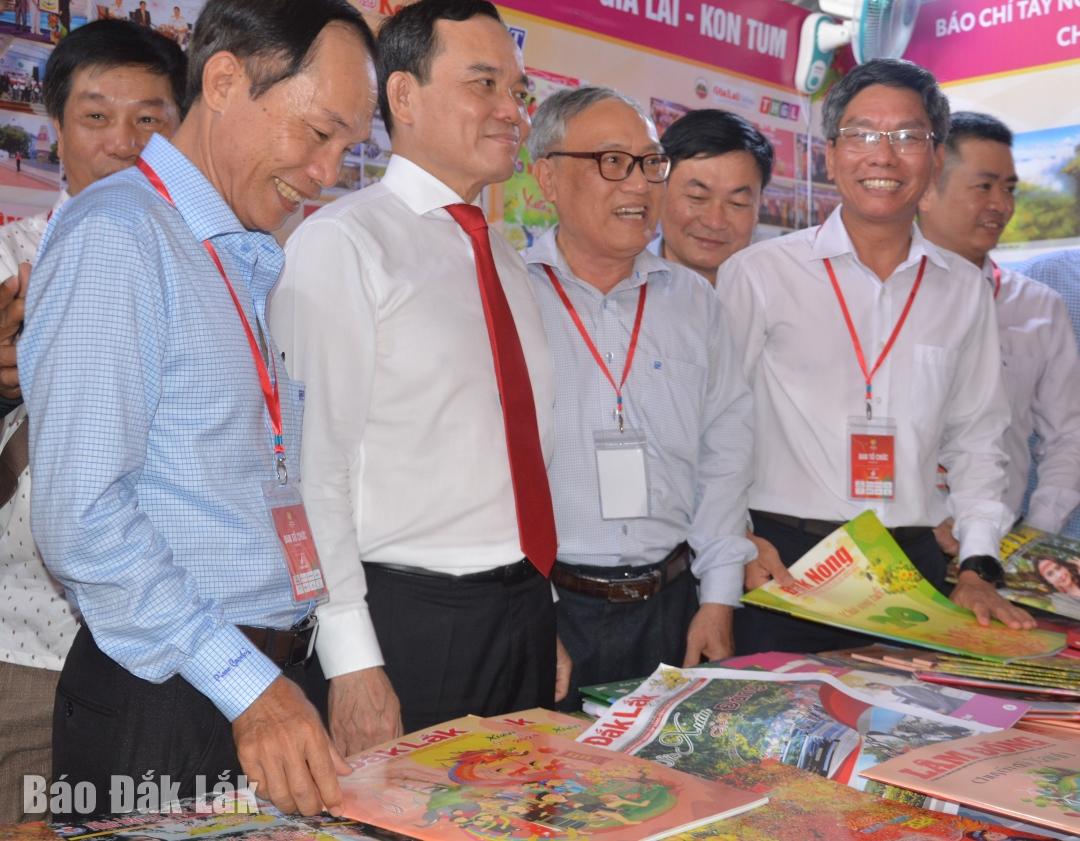 Phó Thủ tướng Trần Lưu Quang tham quang gian trưng bày báo của Hội Nhà báo các tỉnh Tây Nguyên.