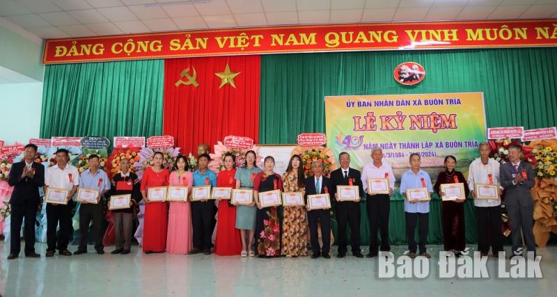 Các cá nhân có thành tích xuất sắc trong quá trình xây dựng và phát triển địa phương nhận Giấy khen của UBND xã.