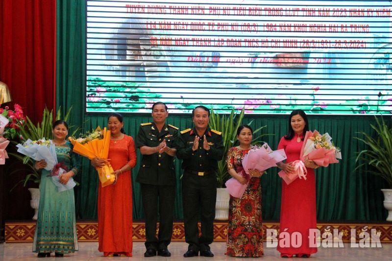 Lãnh đạo Bộ Chỉ huy Quân sự tỉnh tặng quà các cán bộ, hội viên phụ nữ nghỉ hưu năm 2024.