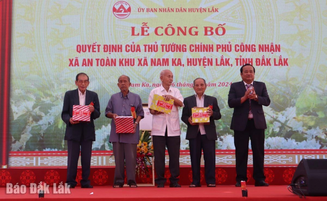 Bí thư Huyện ủy Lắk Nguyễn Văn Long tặng quà cho các nhân chứng từng chiến đấu, công tác trên địa bàn xã Nam Ka.