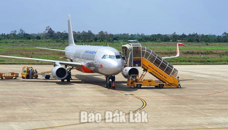 Máy bay vận chuyển khách tại Sân bay Buôn Ma Thuột.
