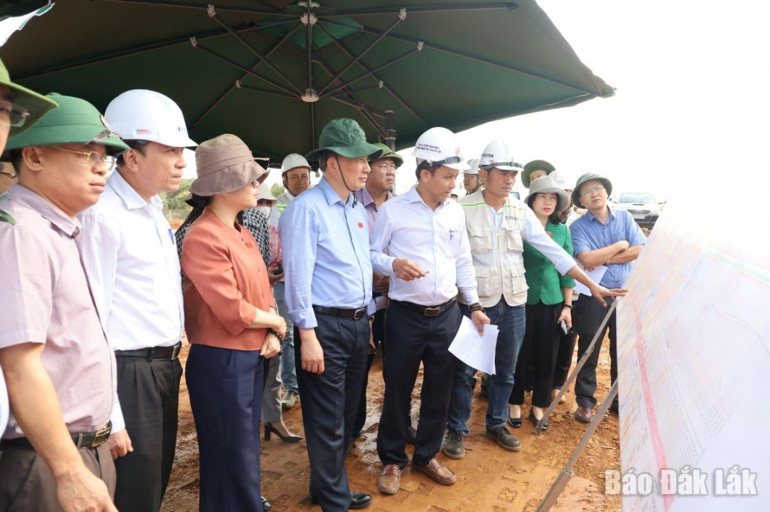 Đoàn giám sát nghe báo cáo tình hình thực hiện Dự án thành phần 3 thuộc Dự án cao tốc Khánh Hòa - Buôn Ma Thuột giai đoạn 1.