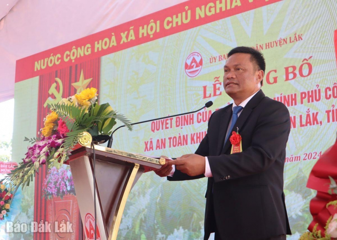 Phó Bí thư Huyện ủy, Chủ tịch UBND huyện Lắk Nay Y Phú phát biểu khai mạc buổi lễ.