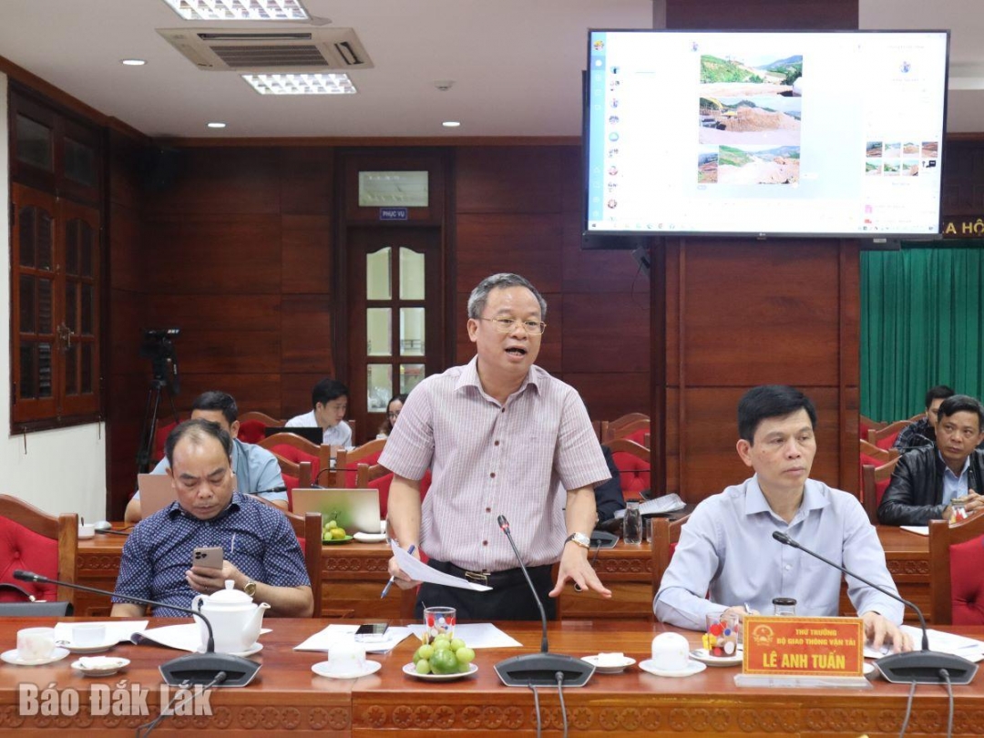 Phó Giám đốc phụ trách Ban Quản lý dự án đầu tư xây dựng công trình giao thông và nông nghiệp phát triển nông thôn tỉnh Đắk Lắk Phan Xuân Bách báo cáo tình hình thực hiện Dự án thành phần 3. 