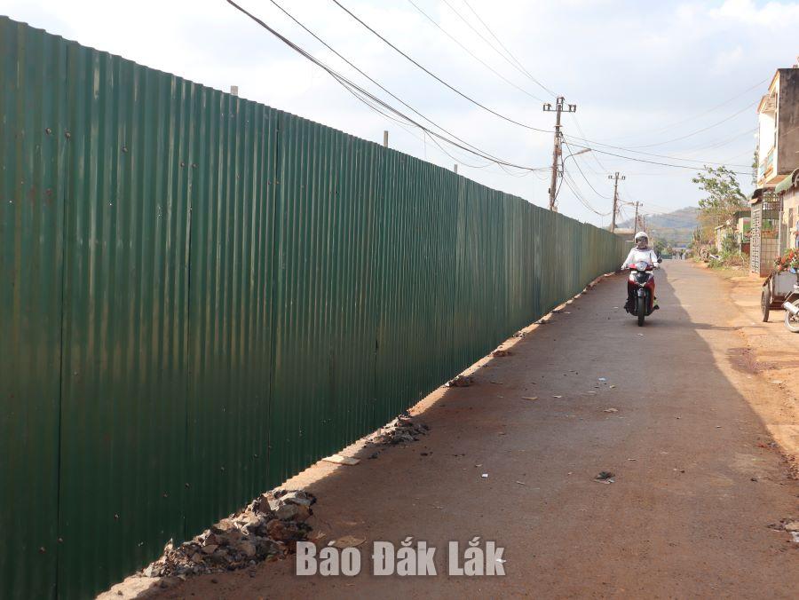 Rào chắn công trình đoạn hẻm 41 đường Nguyễn Thị Định (phường Thành Nhất, TP. Buôn Ma Thuột) đã được  dựng sau phản ánh của Báo Đắk Lắk.