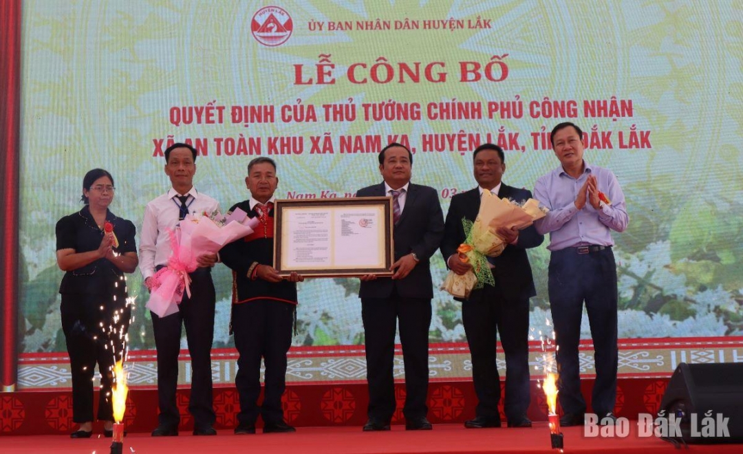 Trưởng Ban dân vận Tỉnh ủy HKim Hoa Byă và Phó Chủ tịch HĐND tỉnh Trần Phú Hùng trao Quyết định của Thủ tướng Chính phủ công nhận xã Nam Ka là xã An toàn khu.