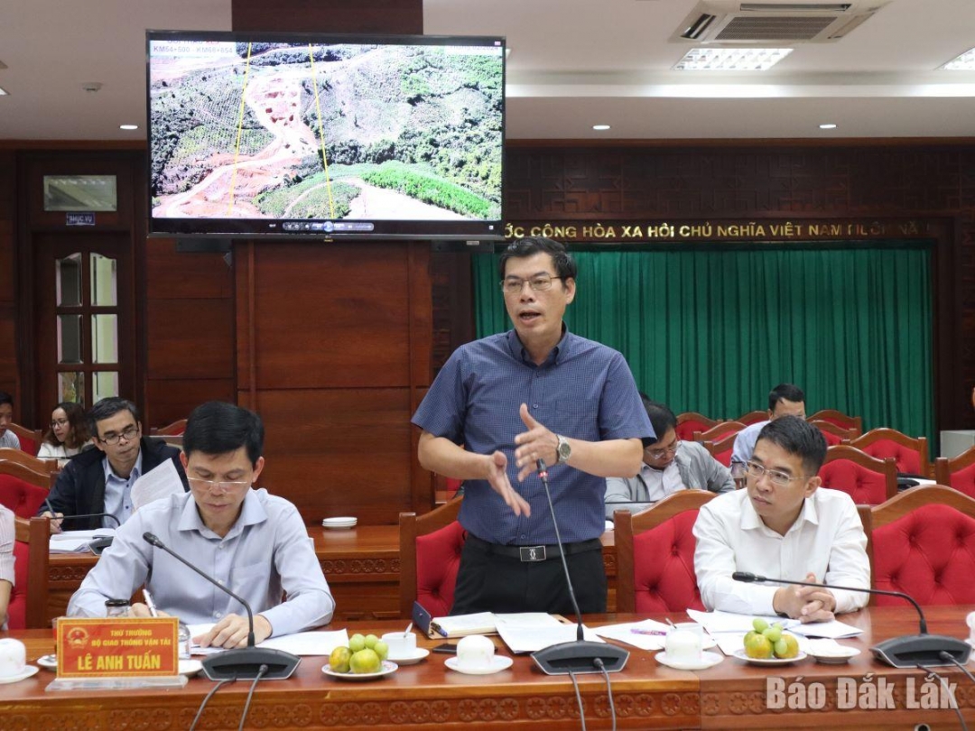 Phó Giám đốc Ban Quản lý Dự án 6 Phạm Văn Trình báo cáo tình hình thực hiện Dự án thành phần 2 tại buổi làm việc.