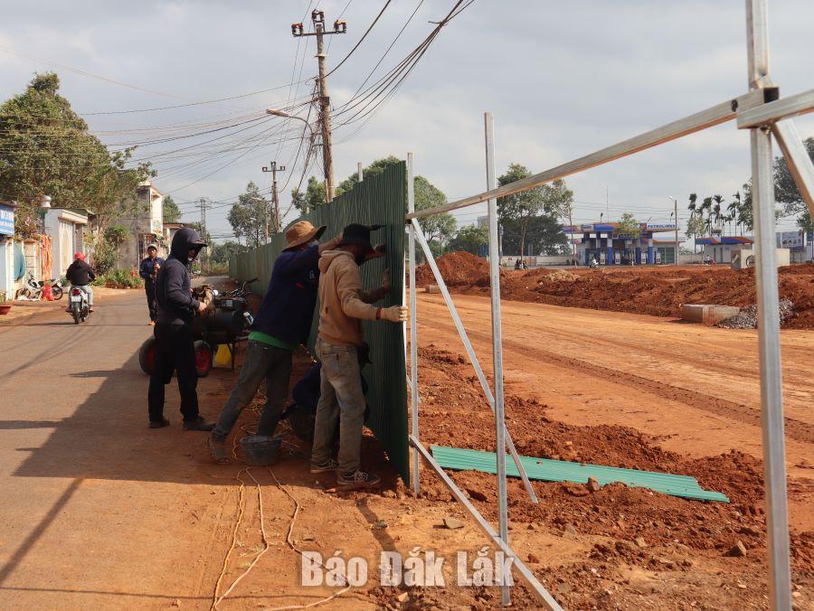 Công nhân dựng rào chắn ngăn bụi tại Dự án Hạ tầng giao thông khu dân cư phía Nam (phường Thành Nhất, TP. Buôn Ma Thuột) trong sáng 12/3/2024. Ảnh: H. Tuyết