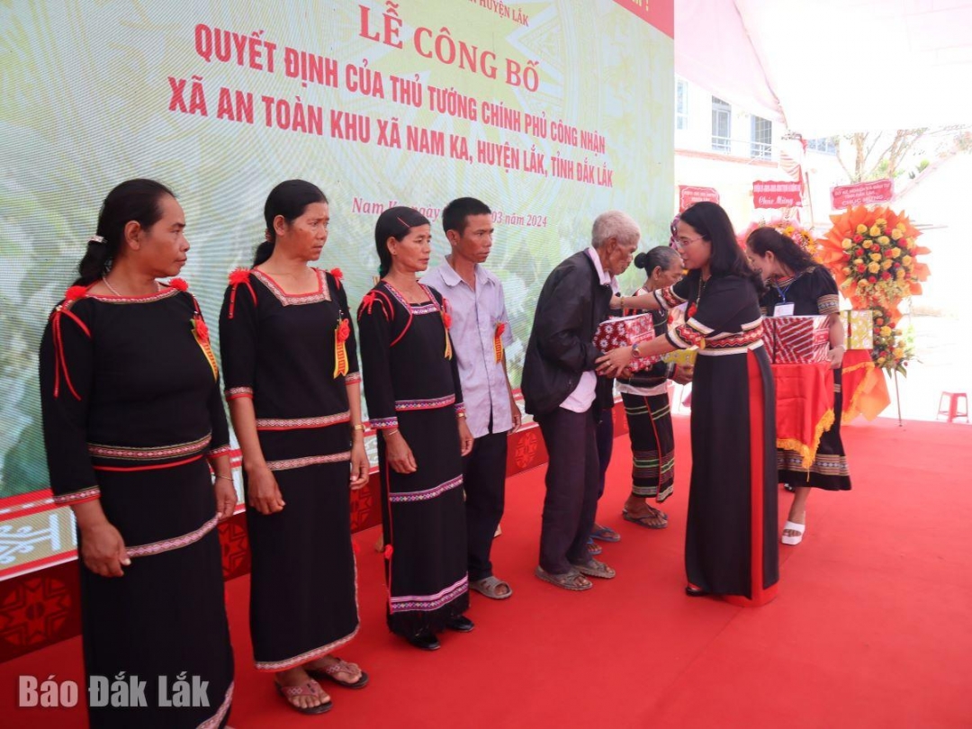 Phó Bí thư Thường trực Huyện ủy, Chủ tịch HĐND huyện Lắk Đào Thị Thanh An tặng quà cho các thân nhân và nhân chứng lịch sử.