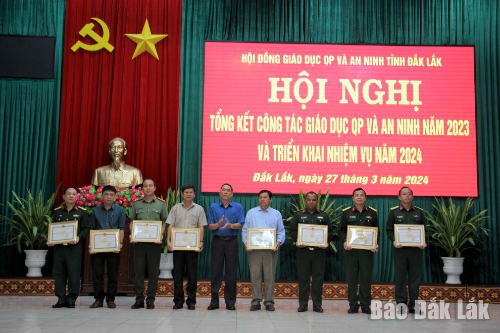 Phó Chủ tịch UBND tỉnh Võ Văn Cảnh tặng Giấy khen cho các tập thể