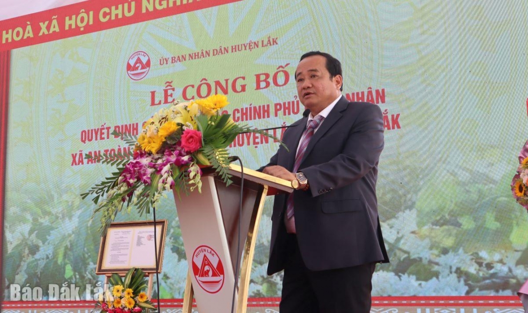Bí thư Huyện ủy Lắk Nguyễn Văn Long phát biểu bế mạc buổi lễ.