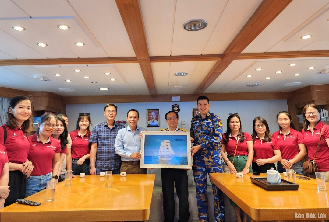 Đại diện Học viện Hải quân và Tàu buồm Lê Quý Đôn trao quà tặng Báo Đắk Lắk.