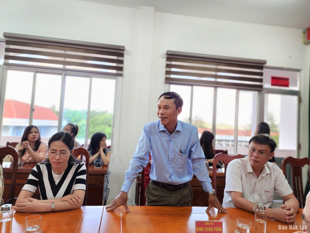 Tổng Biên tập Báo Đắk Lắk Đinh Xuân Toản phát biểu tại buổi đến thăm.