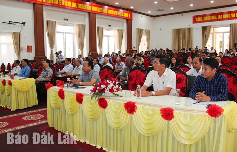 Các đại biểu dự hội nghị tại Hội trường Huyện ủy.