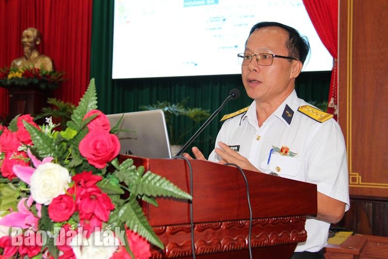 Đại tá Nguyễn Văn Tôn, Phó Chủ nhiệm Chính trị Học viện Hải quân thông tin về tình hình biển, đảo tại hội nghị.
