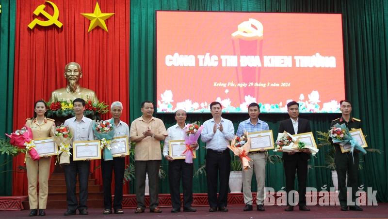 Phó trưởng Ban Dân vận Tỉnh ủy Nghiêm Văn Chuẩn và Bí thư Huyện ủy Krông Pắc Trần Hồng Tiến trao Bằng khen tặng các đảng viên.