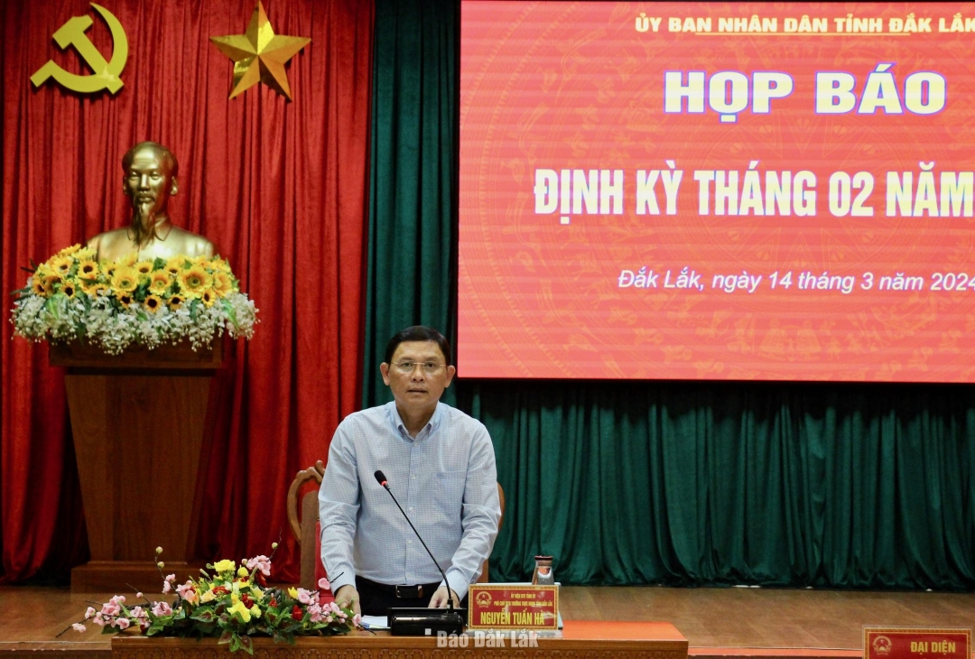 Phó Chủ tịch Thường trực UBND tỉnh Nguyễn Tuấn Hà chủ trì buổi họp báo. 