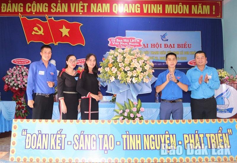 Uỷ ban Hội LHTN Việt Nam huyện Krông Ana tặng hoa chúc mừng Đại hội.