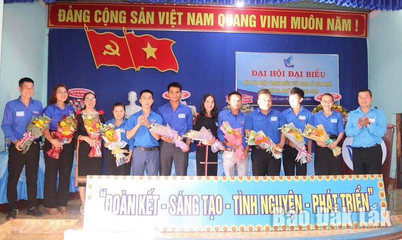 Uỷ ban Hội LHTN Việt Nam huyện Krông Ana tặng hoa chúc mừng Đại hội.
