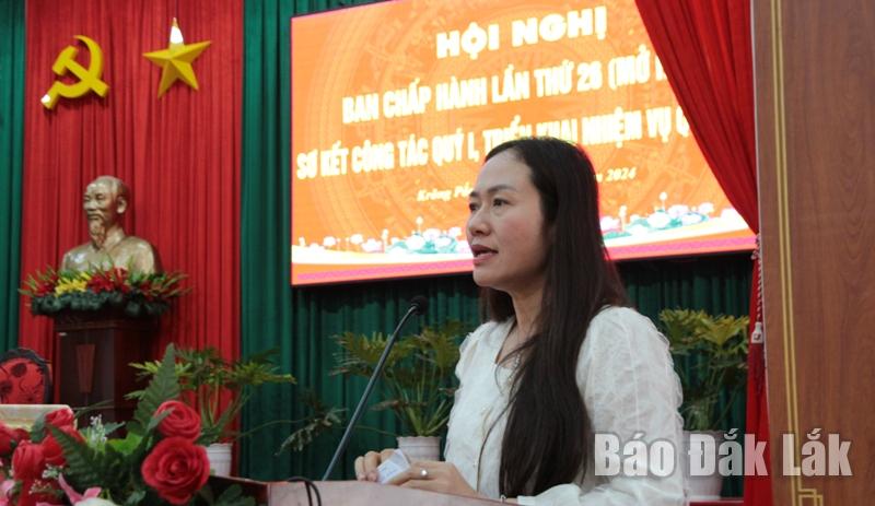 Phó Chủ tịch UBND huyện Krông Pắc Ngô Thị Minh Trinh đóng góp ý kiến tại hội nghị.
