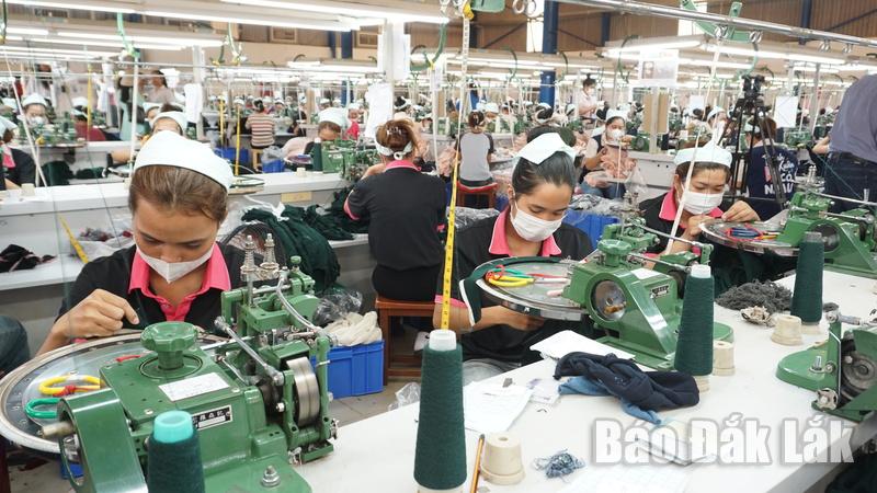 Công nhân làm việc tại một doanh nghiệp nằm trong Cụm công nghiệp Tân An (TP. Buôn Ma Thuột).
