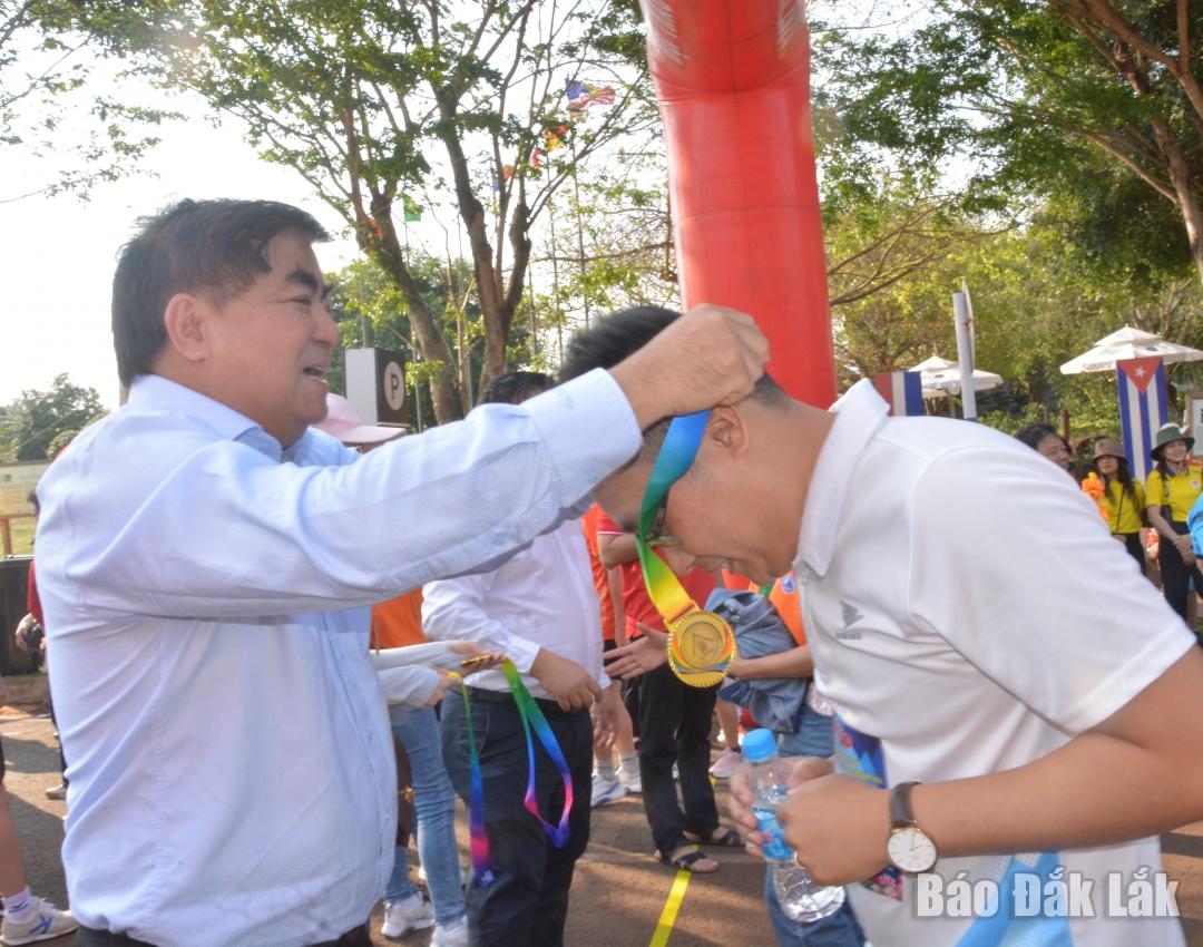 Giám đốc Sở Kế hoạch và Đầu tư tỉnh Võ Ngọc Tuyên trao huy chương cho vận động viên.