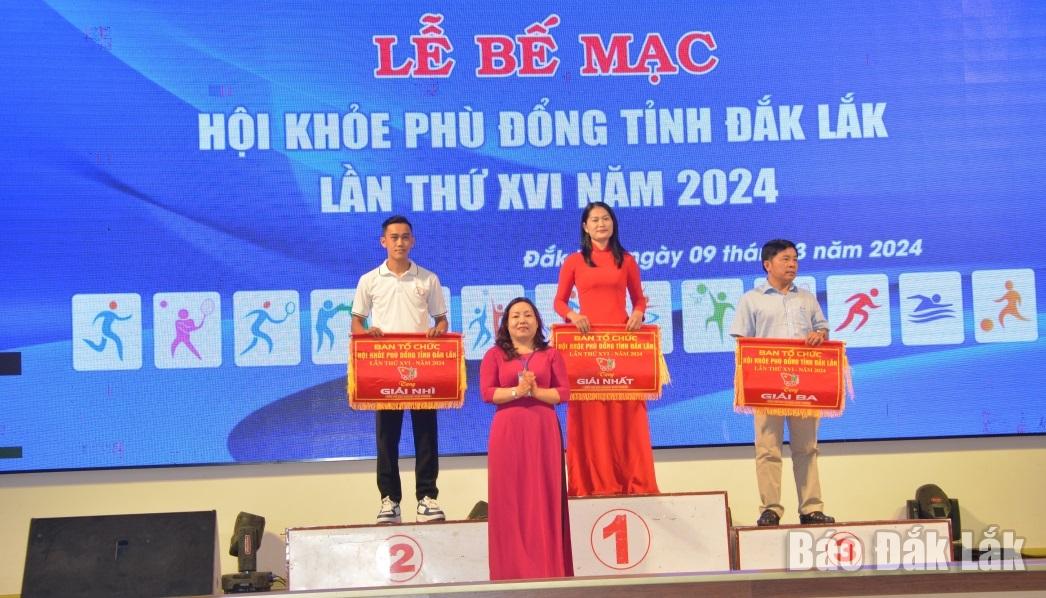 Ban tổ chức trao thưởng, nôi dung môn earobic khối trường học.