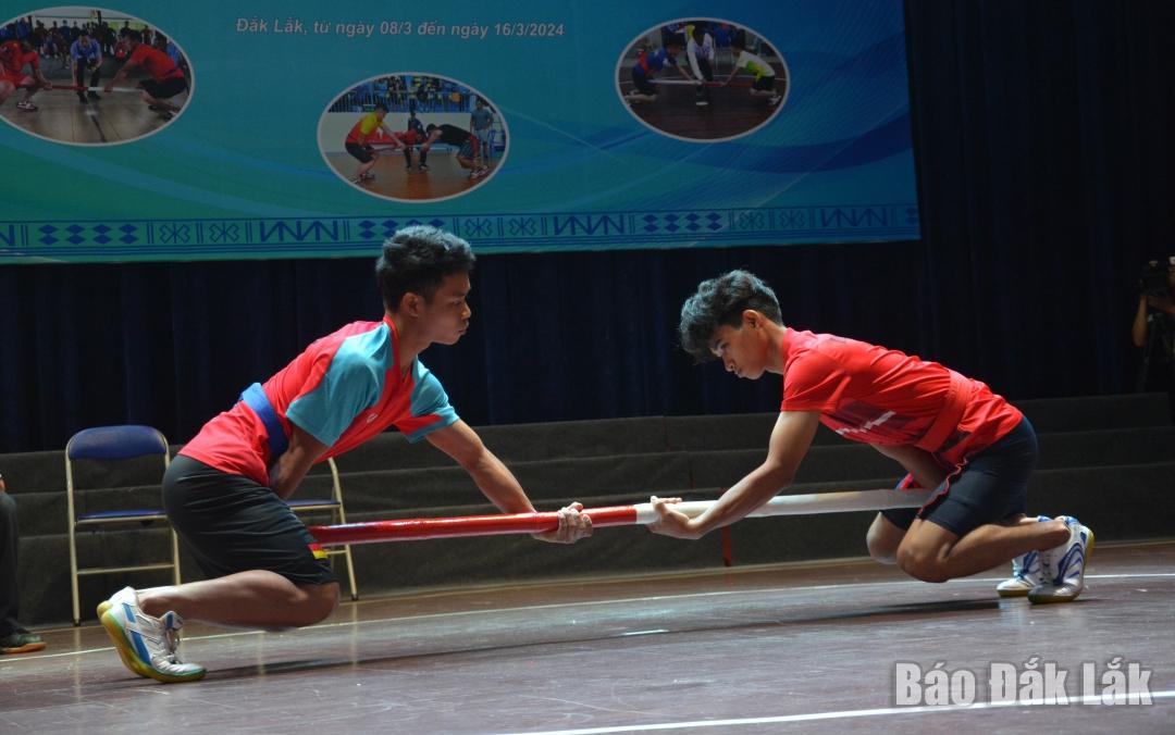 Vận động viên Y Sơ Đông (bìa phải) của chủ nhà Đắk Lắk tranh tài ở hạng cân 48 kg.