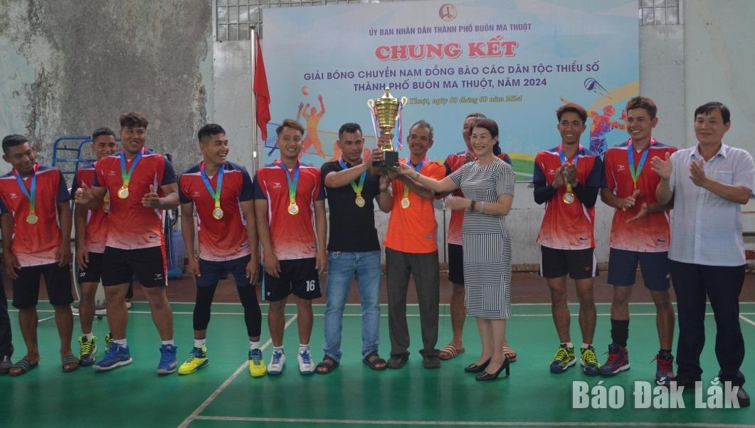 Ban tổ chức trao Cúp cho đội vô địch buôn Nao A.