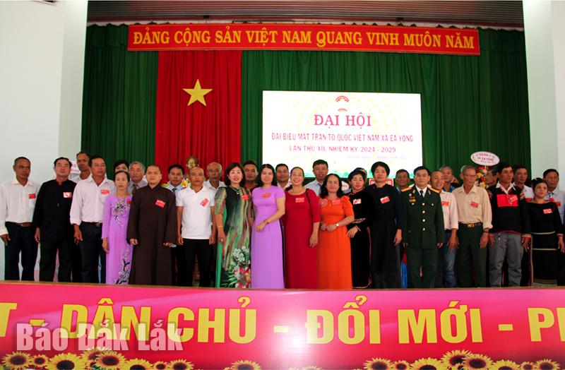 Thành viên Ủy ban MTTQ Việt Nam xã Ea Yông khóa XII, nhiệm kỳ 2024 - 2029 ra mắt đại hội.