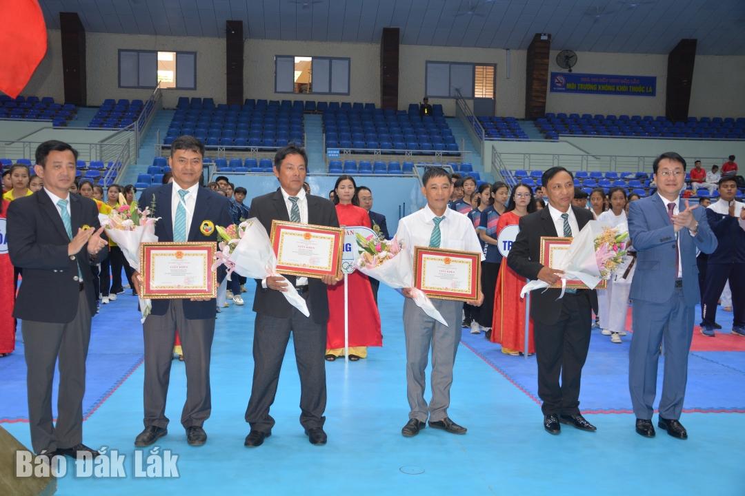 Các tập thể, cá nhân của Đắk Lắk nhận Giấy khen của Cục thể dục thể thao.