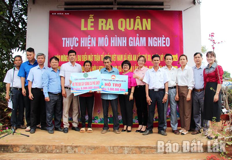 Đại diện các cơ quan, đơn vị cùng trao các khoản hỗ trợ thực hiện mô hình giảm nghèo cho gia đình ông Trần Văn Thôi.