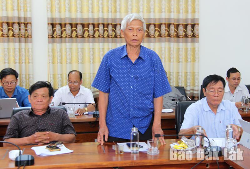 Đồng chí Nguyễn Thanh Xuân, nguyên Trưởng Ban Dân vận Huyện ủy Krông Pắc tham gia ý kiến tại hội nghị.