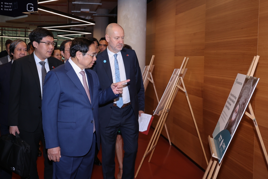 Thủ tướng Chính phủ tham quan triển lãm giới thiệu các kết quả hợp tác giữa CSIRO và Việt Nam - Ảnh: VGP