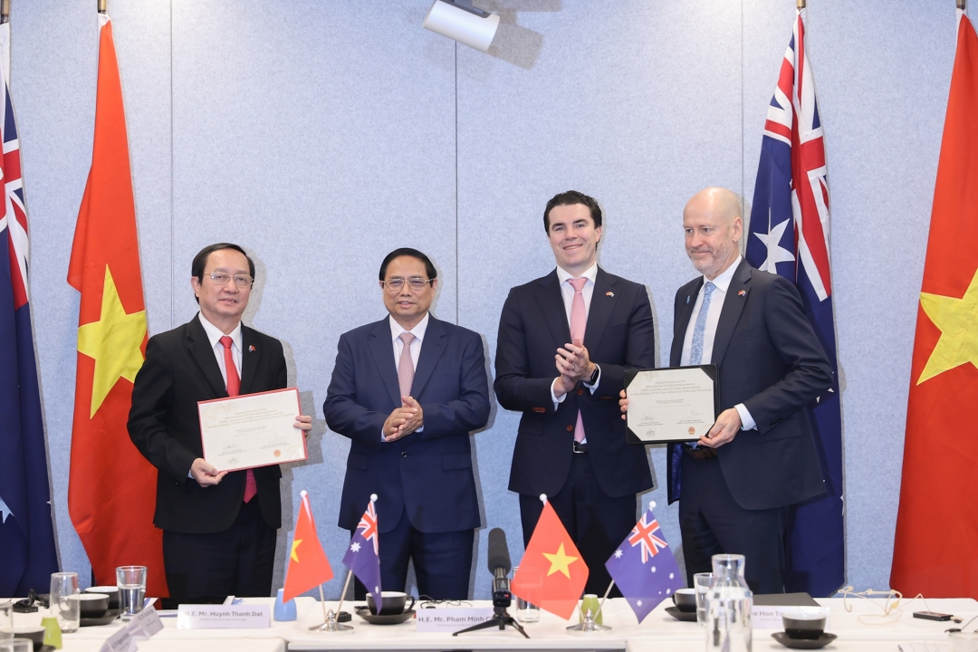 Thủ tướng chứng kiến Bộ trưởng Bộ Khoa học và Công nghệ Huỳnh Thành Đạt và Tổng Giám đốc CSIRO ký kết biên bản ghi nhớ hợp tác giữa hai cơ quan - Ảnh: VGP