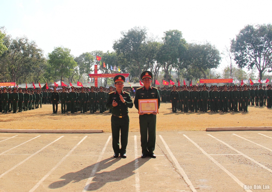 Đại tá Lê Văn Hùng, Phó Chỉ huy trưởng kiêm Tham mưu trưởng Bộ Chỉ huy Quân sự tỉnh trao bằng khen của Bộ Tư lệnh Quân khu 5 cho Trung đoàn Bộ binh 584.
