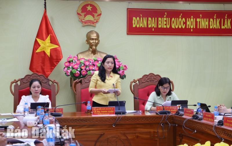 đại biểu Lê Thị Thanh Xuân (Đoàn ĐBQH tỉnh Đắk Lắk) nêu câu hỏi chất vấn Bộ trưởng Bộ Tài chính Hồ Đức Phớc.