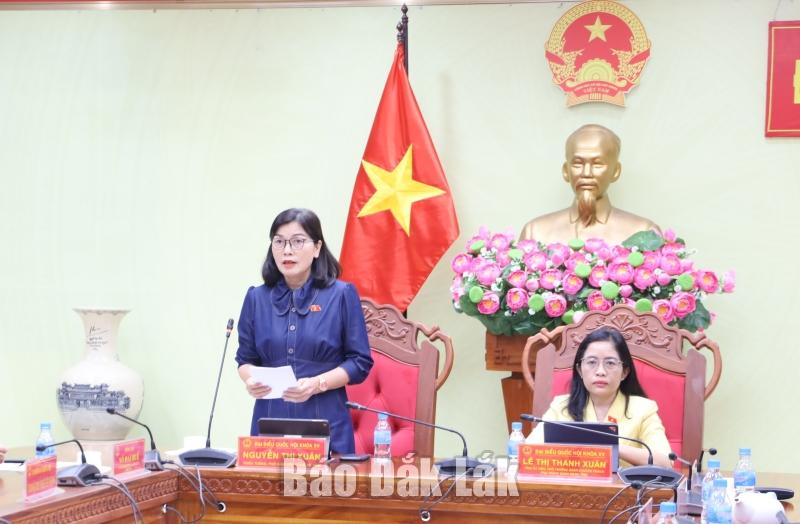 Đại biểu Nguyễn Thị Xuân chất vấn Bộ trưởng Bộ Ngoại giao Bùi Thanh Sơn.