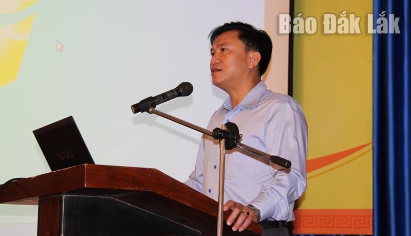 Phó trưởng Ban Tuyên giáo Đảng ủy Khối các cơ quan và doanh nghiệp tỉnh Phan Quang Ngọc báo cáo Chuyên đề năm 2024.