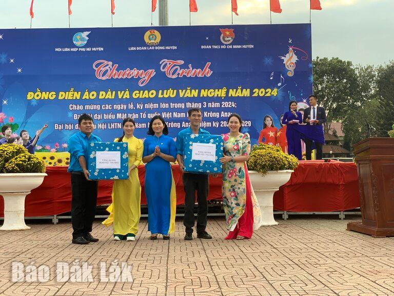Bà Nguyễn Thị Vân- Phó Chủ tịch LĐLĐ huyện trao tặng áo dài cho chị em phụ nữ