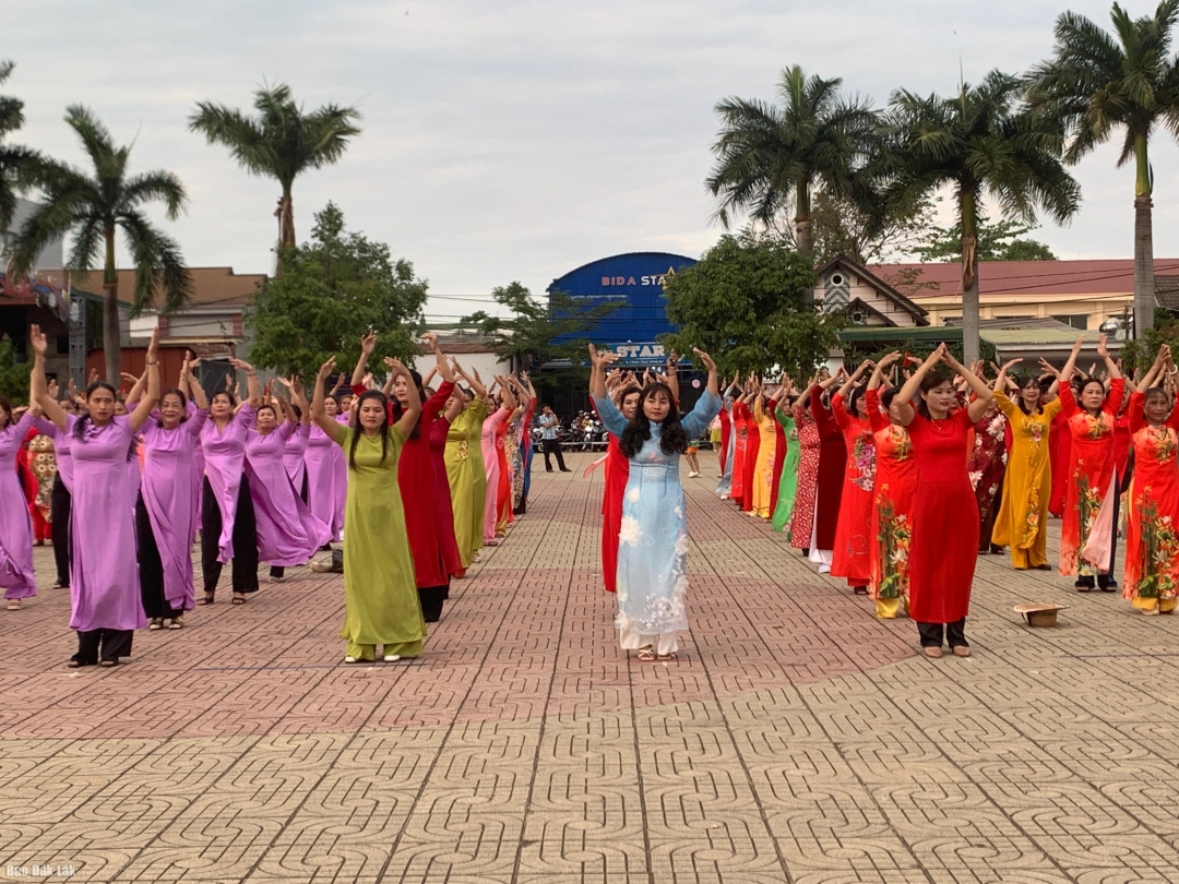 Gần 500 chi em hôi viên phụ nữ mặc áo dài nhảy dân vũ 