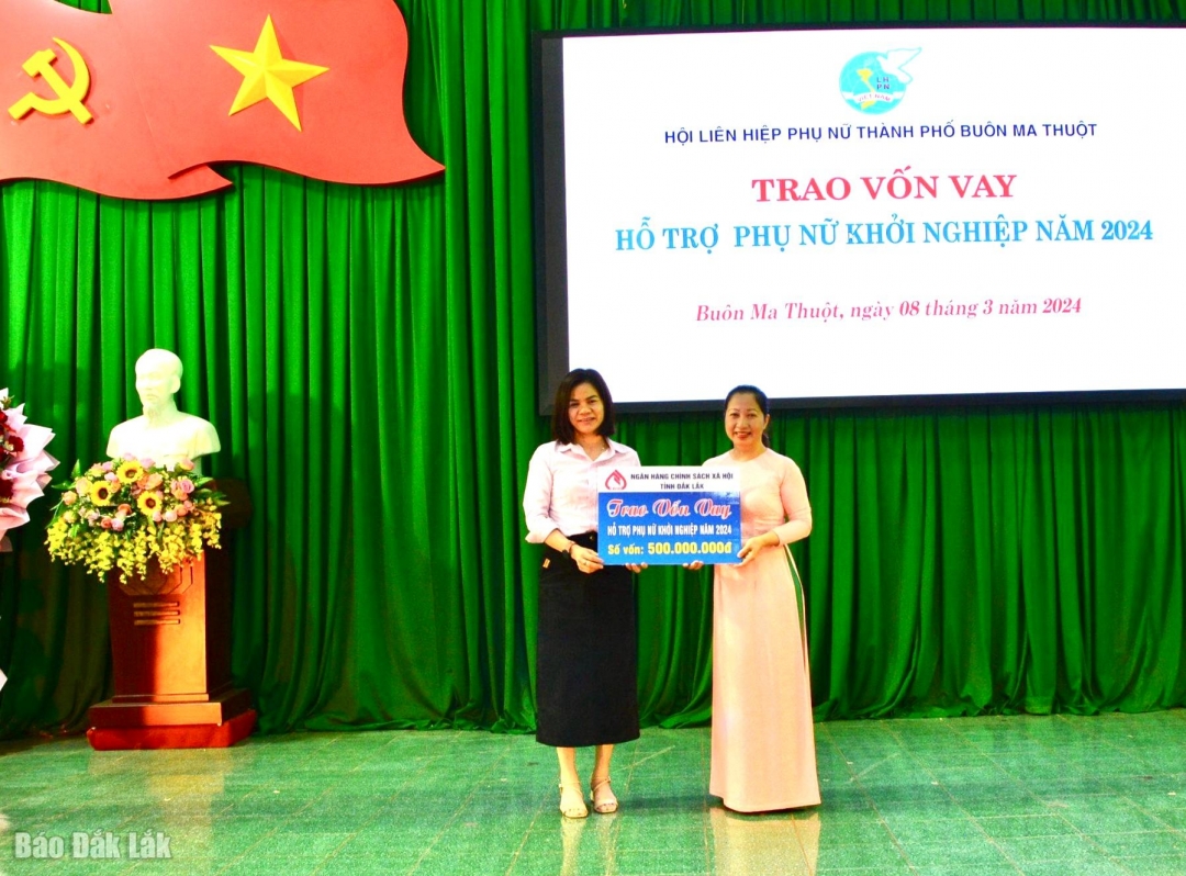 Bà Nguyễn Thị Lan- Phó trưởng phòng Ngiệp vụ Ngân hàng Chính sách xã hội tỉnh trao bảng tượng trưng 500 triệu đồng cho Hội LHPN Thành phố