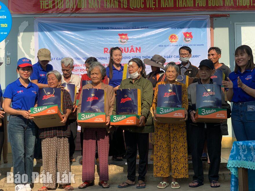 VOV Tây Nguyên trao 10 suất quà cho các hộ có hoàn cảnh khó khăn trên địa bàn thôn Hoà Khánh