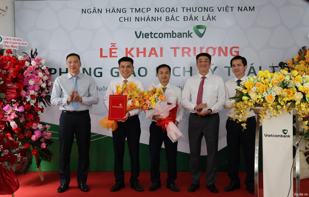 Lãnh đạo ngành ngân hàng, Thành ủy Buôn Ma Thuột và Vietcombank Bắc Đắk Lắk trao quyết định bổ nhiệm và chúc mừng cán bộ mới được bổ nhiệm của Phòng giao dịch Lý Thái Tổ