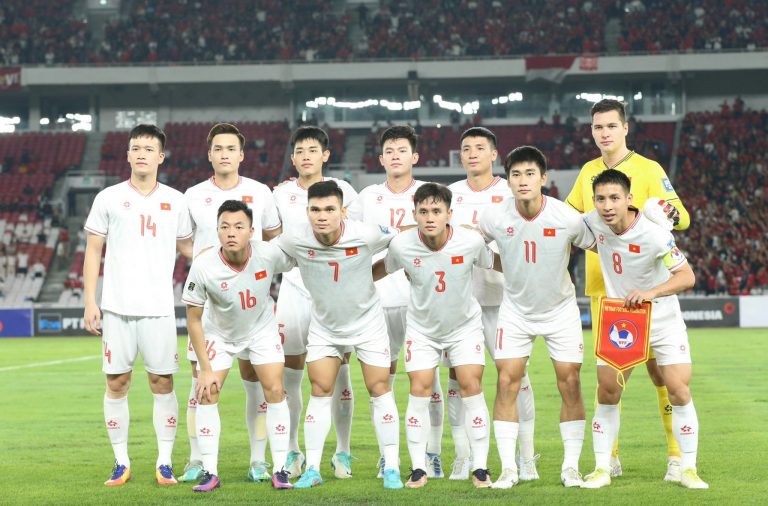 Đội hình tuyển Việt Nam ra thi đấu trận gặp Indosia. Ảnh: VFF